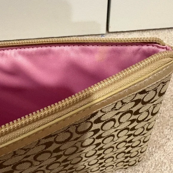 Classic Coach Tablet Case - Picture 3 of 6